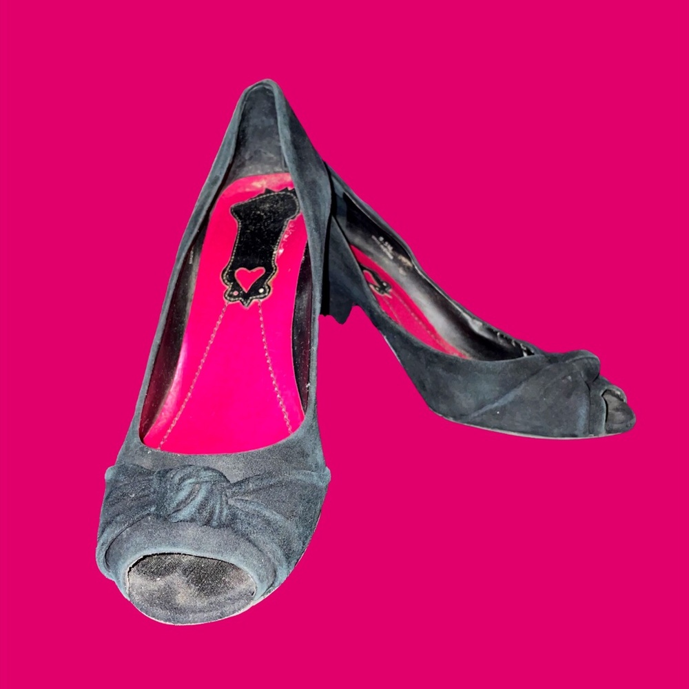 Fifi & Elvis Pumps (8.5M)